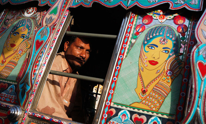 کراچی کی رنگین بسیں