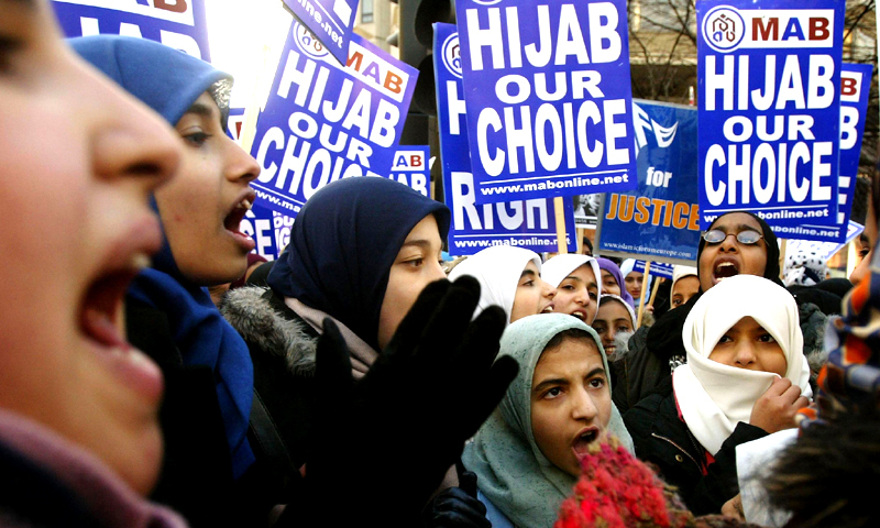 برطانیہ کے مسلم نوجوان اپنے والدین سے زیادہ مذہبی