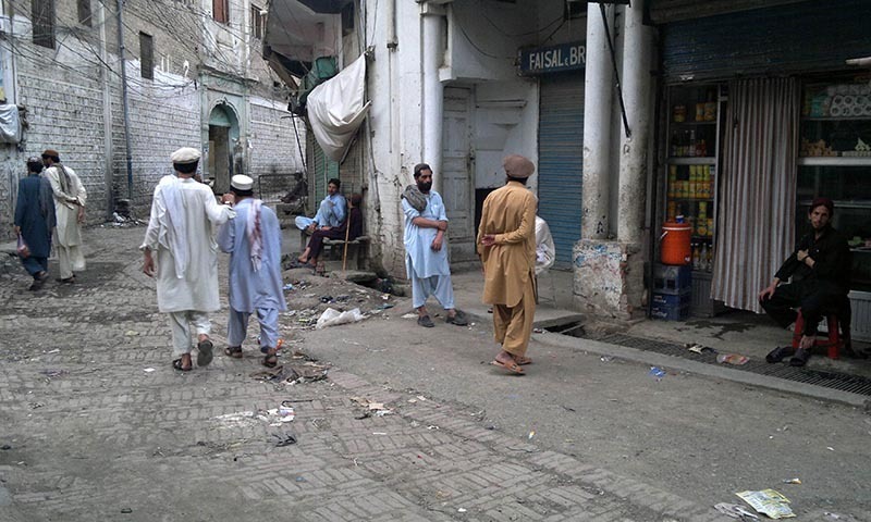 شمالی وزیرستان کے علاقے میرانشاہ میں کرفیو میں نرمی کے دوران کا ایک منظر—اے ایف پی فوٹو۔