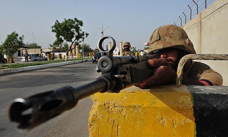 شمالی وزیرستان میں فوج آپریشن کے اعلان کے بعد کراچی سمیت ملک بھر میں سیکورٹی کو سخت کردیا گیا ہے—اے ایف پی فوٹو۔