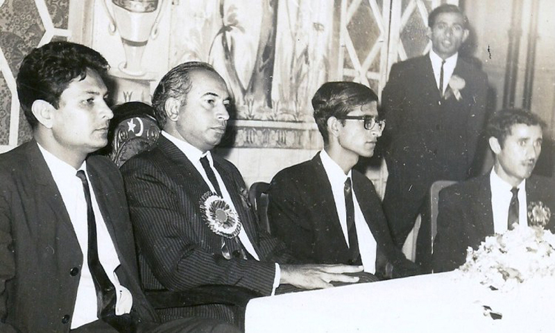  ZA Bhutto (centre) with the top two leaders of the National Students Federation (NSF), Meraj M. Khan (left) and Rashid Ahmed (right) at an NSF convention in Karachi (1967). 