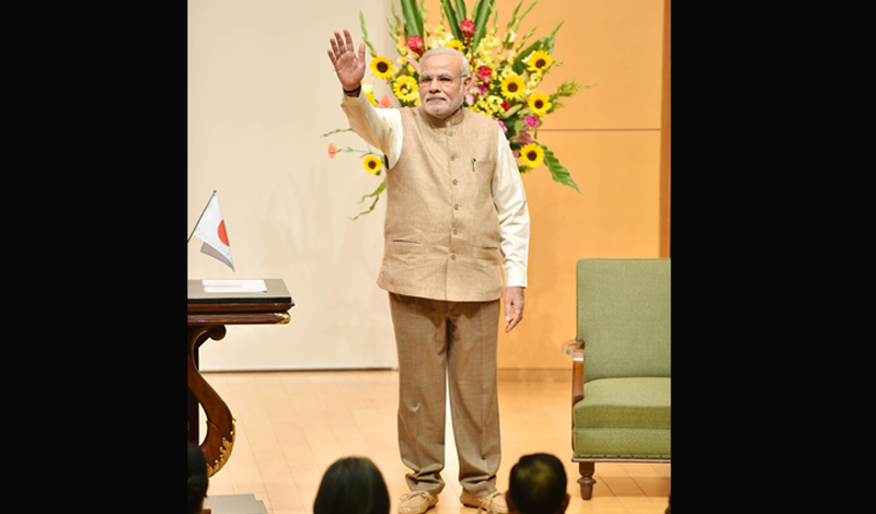 نریندر مودی اپنی خوش لباسی کے حوالے سے مشہور ہیں—۔فوٹو اے ایف پی