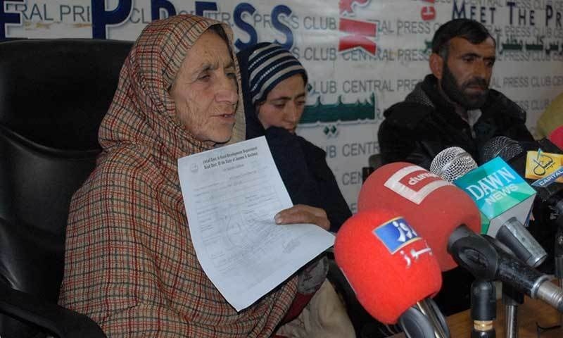 شفقت کی والدہ مکھنی بیگم ، بہن سمیرا بی بی نے مظفر آباد میں بدھ کو پریس کانفرنس کی۔ بشکریہ ابرار حیدر۔