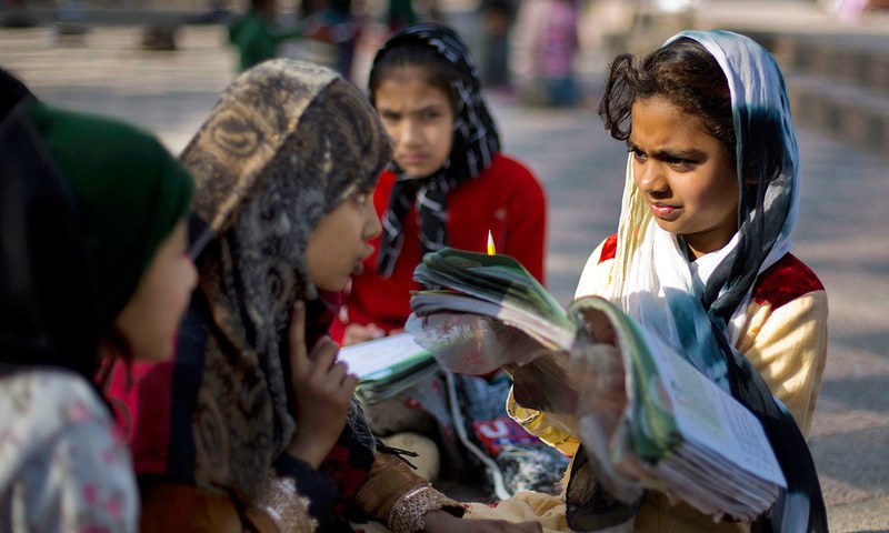 س مشن میں تعلیم حاصل کرنے والے زیادہ تر بچے وہ تھے جو دن میں اسکول جانے کے بجائے کام کرتے تھے&mdash; اے پی فوٹو