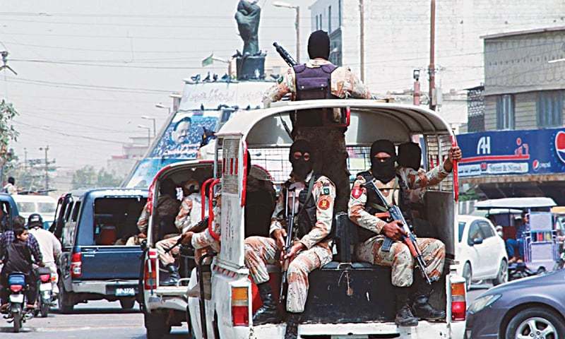 رینجرز اہلکارعزیز آباد کے علاقے مکا چوک پر پیٹرولنگ کے دوران&mdash;۔فوٹو/آن لائن