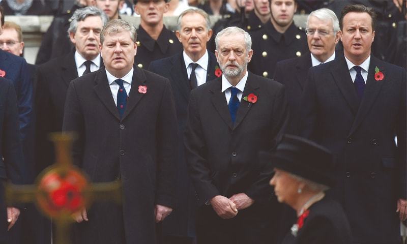 Queen Elizabeth leads silent tribute to war dead - World - DAWN.COM