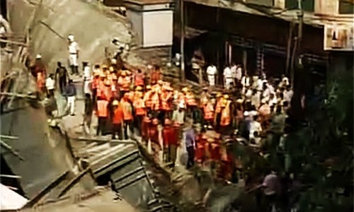 At least 14 killed, 70 injured as flyover collapses in Kolkata - DAWN.COM