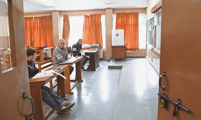 Normalcy returns to Kashmir as separatists call off shutdown