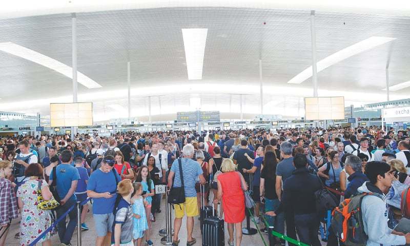 Newspaper: Long queues at Barcelona airport as guards go on strike Newspaper: Long queues at Barcelona airport as guards go on strike