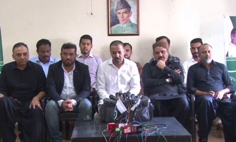 پی ایس پی کے سربراہ مصطفیٰ کمال ، ندیم رضی اور دیگر رہنماؤں کے ہمراہ پریس کانفرنس کرتے ہوئے—۔ڈان نیوز