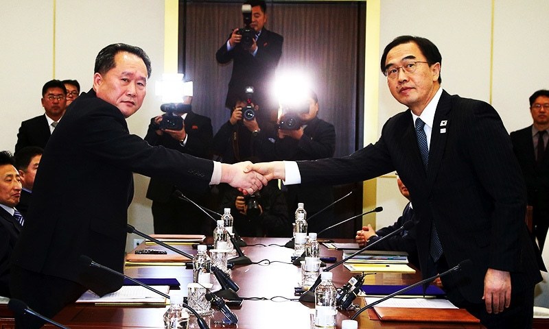 South Korea&#39;s Unification Minister Cho Myung-Gyun (R) shakes hands with North Korean chief delegate Ri Son-Gwon.—AFP