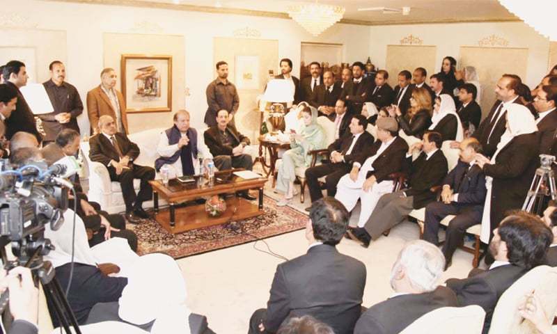 ISLAMABAD: Former prime minister Nawaz Sharif talks to a lawyers’ delegation at Punjab House on Tuesday. His daughter Maryam, Senator Raja Zafarul Haq and Punjab Governor Malik Muhammad Rafique Rajwana are also present.—White Star