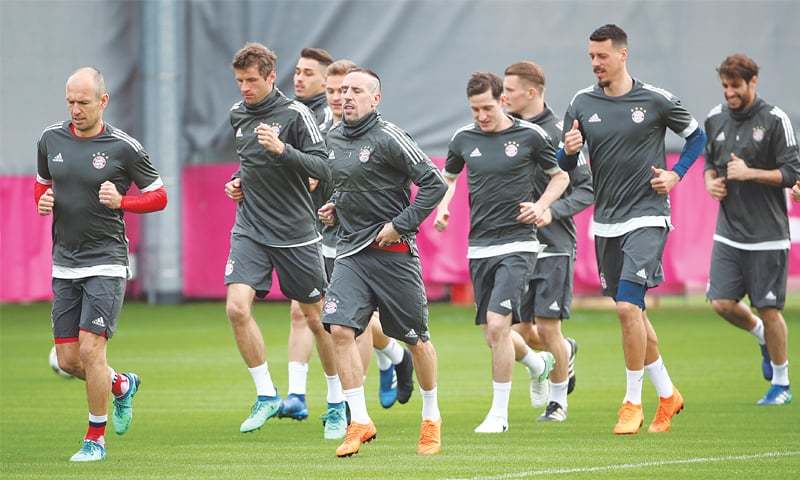 MUNICH Bayern Munich players attend a training session at the Saebener Strasse ground on Tuesday ahead of their UEFA Champions League
quarter-final second leg against Sevilla.—Reuters