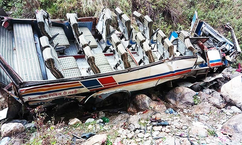 30 dead as overcrowded bus plunges into gorge in India - World - DAWN.COM