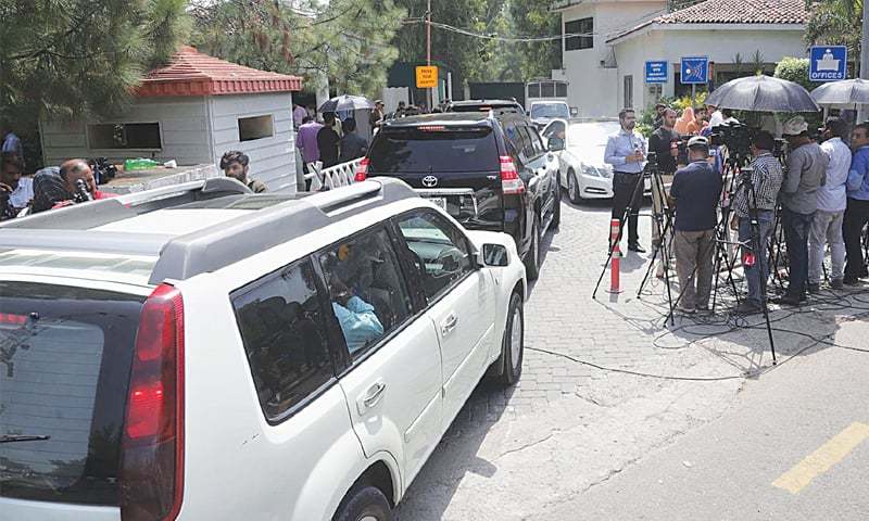 PML-N leaders, supporters and well-wishers arrive at Jati Umra to offer their condolences to the Sharifs. ─ Online/File