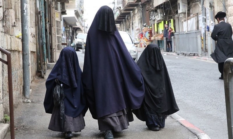 يهودۍ مېرمنې په چټک ډول د بشپړې پردې کولو پر لور روانې دي +انځورونه
