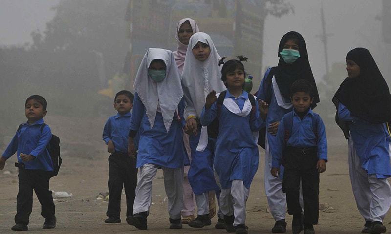Children walk to school in smog. âAFP/File