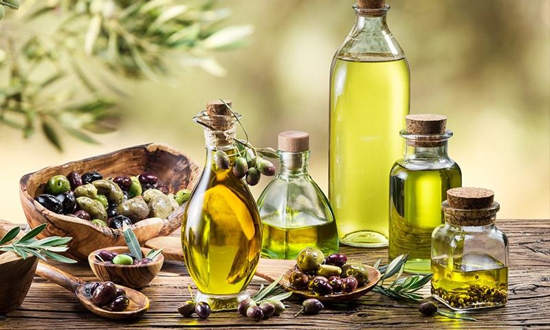 د ژمي دې سړو کې د نرم، ملایم او ښکلي پوستکي له پاره د زیتونو تېل وکاروئ