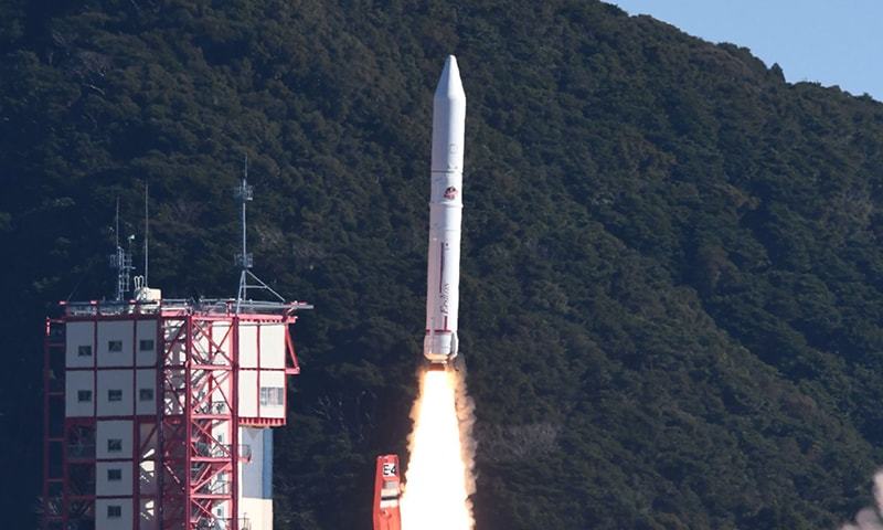 The Epsilon-4 rocket lifts off from the Uchinoura space centre by the Japan Aerospace Exploration Agency (JAXA) in Kagoshima prefecture on January 18, 2019. ─ AFP
