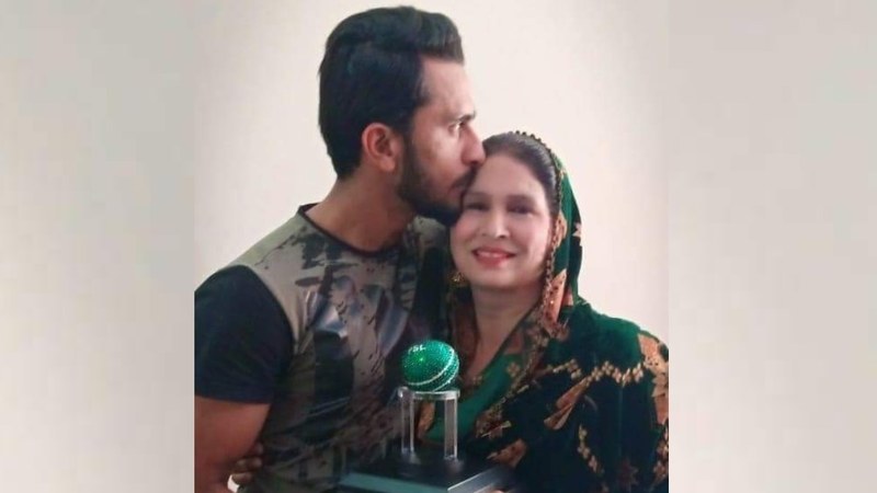 Bowler Hassan Ali dedicates PSL 'best bowler' award to his mother and it's adorable