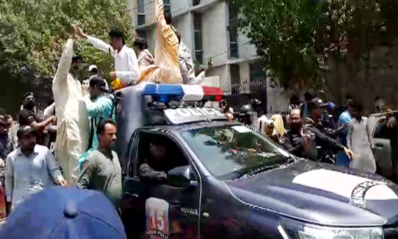 Ù¾ÙÙÛØ³ Ú©Û Ø¬Ø§ÙØ¨ Ø³Û ÙØ¸Ø§ÛØ±ÛÙ Ù¾Ø± ÙØ§Ù¹Ú¾Û ÚØ§Ø±Ø¬ Ú©ÛØ§ Ú¯ÛØ§ â ÙÙÙ¹Ù: ÚØ§Ù ÙÛÙØ²