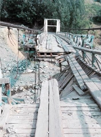 Three injured as suspension bridge collapses in Dir - Newspaper - DAWN.COM