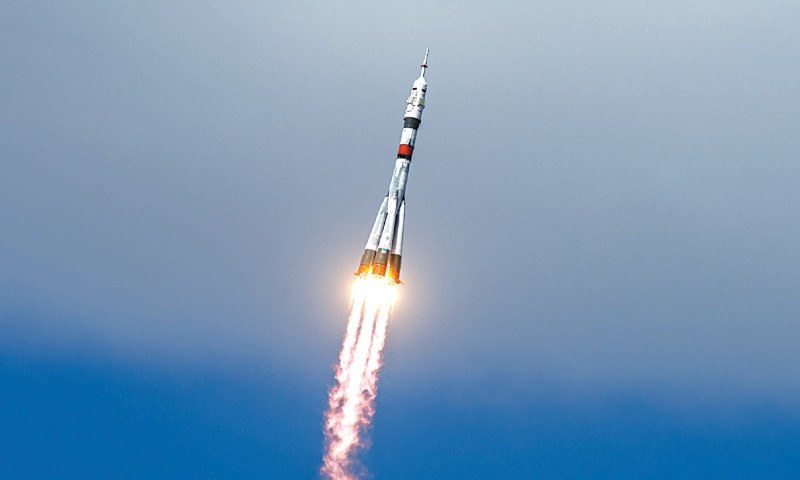 Three-man crew successfully docks at space station - World - DAWN.COM