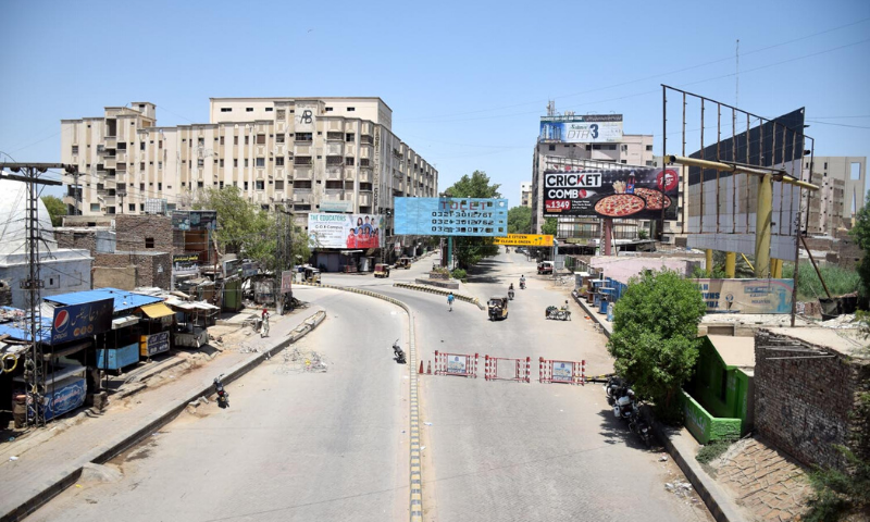 حیدر آباد کے علاقے حسین آباد میں سندھ حکومت کی جانب سے دوپہر 12 بجے سے 3 بجے تک عائد مکمل لاک ڈاؤن کی وجہ سے صحرا کا منظر پیش کر رہی ہیں – فوٹو: عمیر علی