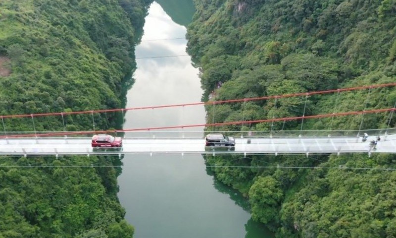 چین: دنیا کا سب سے لمبا شیشے سے بنا پل مکمل 3 5f1c270e628d5