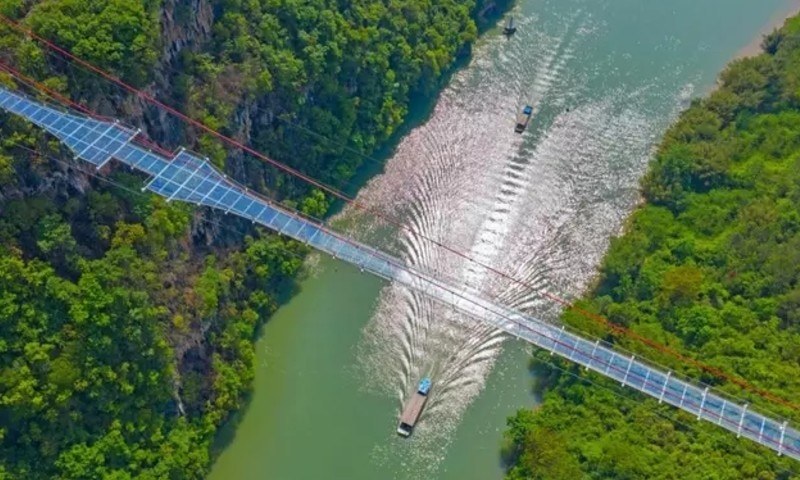 چین: دنیا کا سب سے لمبا شیشے سے بنا پل مکمل 2 5f1c270e656b4