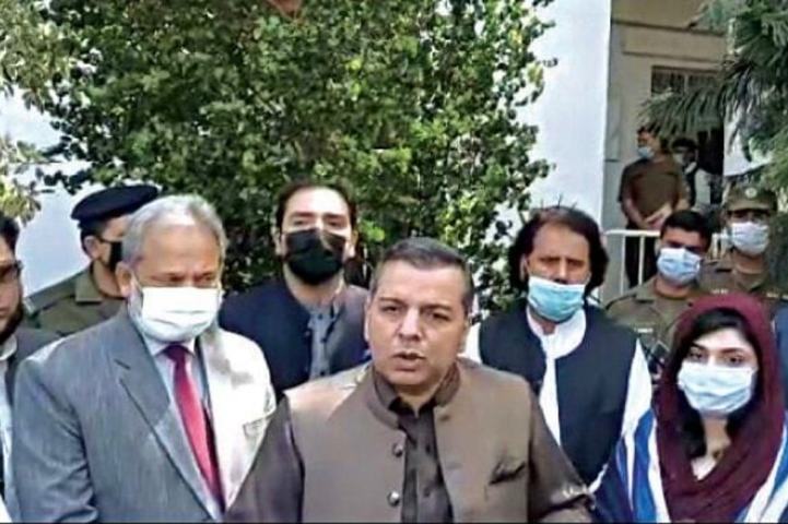 Raas keeps himself ‘aloof’ from varsity ‘controversy’ - Pakistan - DAWN.COM