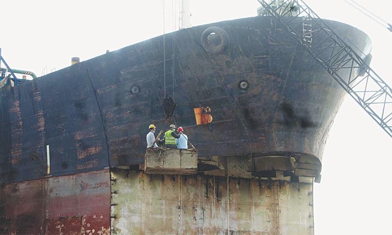 Probe team inspects ship loaded with dangerous chemicals at Gadani - Pakistan - Vimarsana News