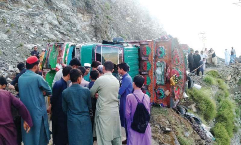 Man dies as truck overturns on KKH in Kohistan - Newspaper - Vimarsana News