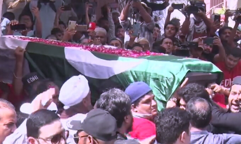 Umer Sharif's body wrapped in national flag brought to Karachi for final rites - Pakistan - Vimarsana News