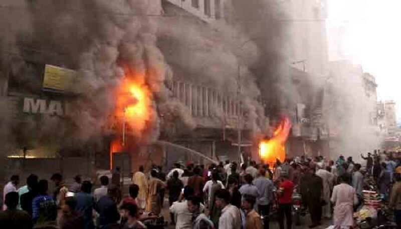 500 shops gutted in Karachi's Cooperative Market blaze: fire chief