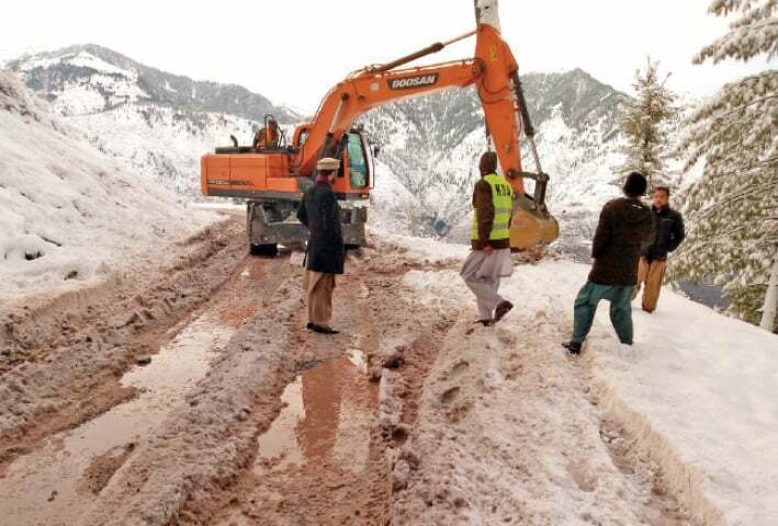 Over 200 tourists rescued from Shogran hill resort - Newspaper - Vimarsana News