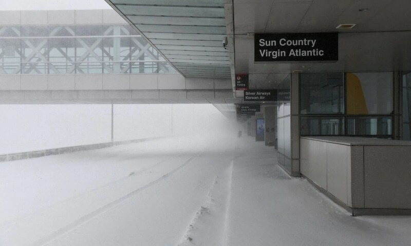 1,400 US flights cancelled after winter storm - World - DAWN.COM