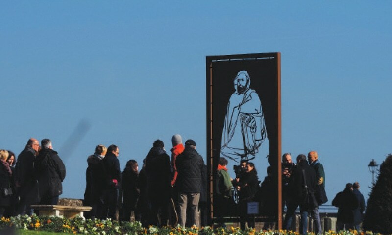 Sculpture of Algerian hero vandalised in France - Newspaper - Vimarsana News