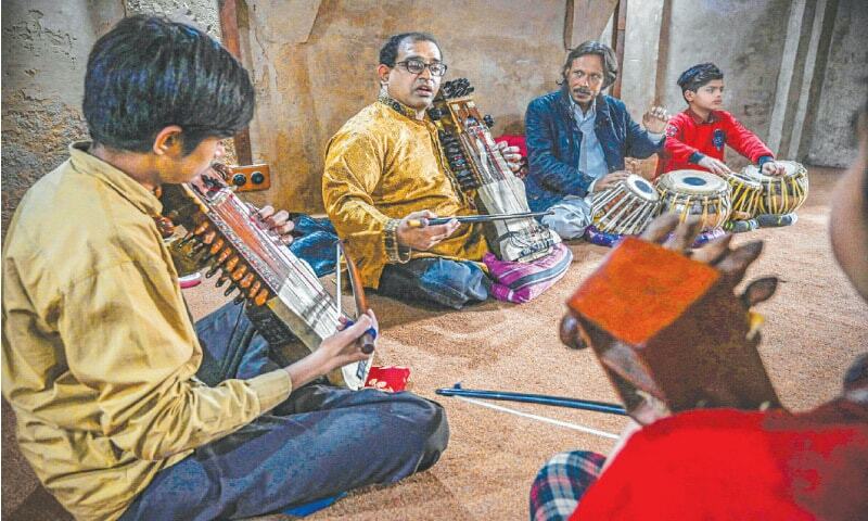 Sound of Mughal-era sarangi fading away - Newspaper - Vimarsana News