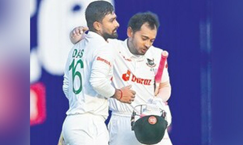 U uning ustiga cums.