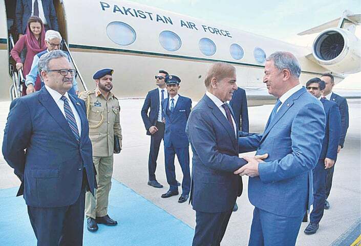 Premierul pakistanez Sharif în vizită de 3 zile în Turcia | Investiții turce și comerț sporit | Adâncirea cooperării militare
