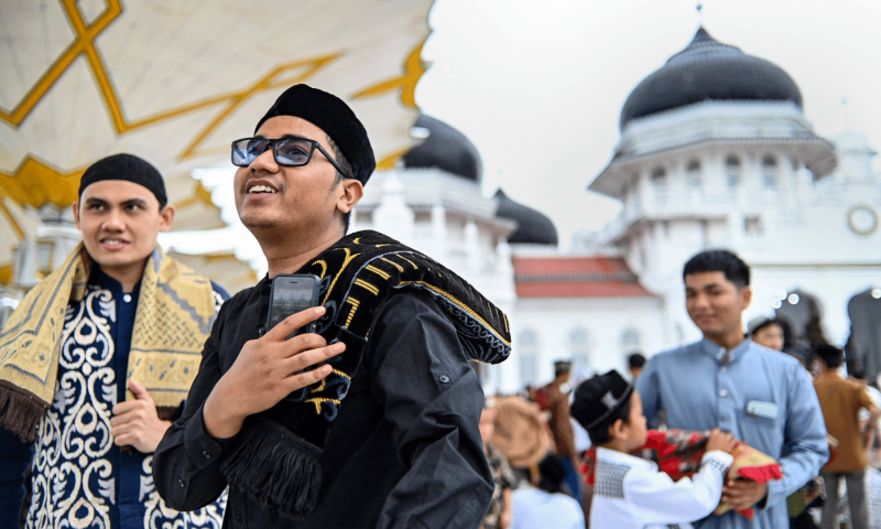 Muslims gather for prayers during Eidul Azha at Baiturrahman mosque in Banda Aceh. &mdash; AFP