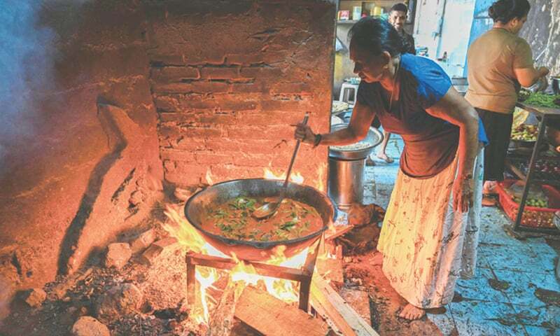 Sri Lankans return to cooking with firewood as economy burns - Newspaper - Vimarsana News