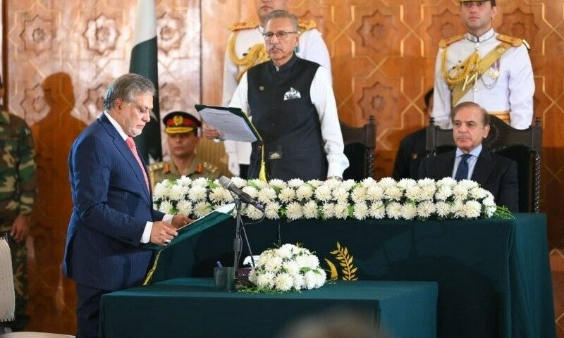 اسحٰق ڈار نے وفاقی وزیرِ خزانہ کے عہدے کا حلف اٹھا لیا - Pakistan ...