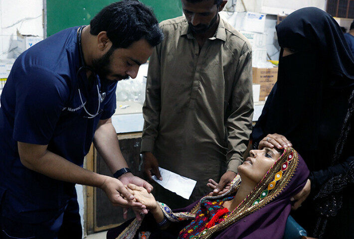  Naveed Ahmed, 30, a doctor, gives medical assistance to flood-affected woman Koonjh, 25, who is suffering from fever, at Sayed Abdullah Shah Institute of Medical Sciences in Sehwan, Pakistan September 29, 2022. — Reuters