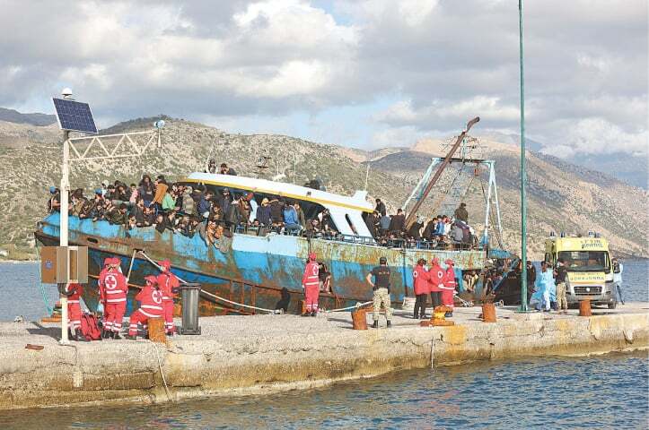 Boat carrying 500 migrants saved amid gale force winds - Newspaper - Vimarsana News