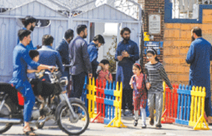 Students in Karachi miss school day due to confusion caused by official silence - Pakistan - Vimarsana News
