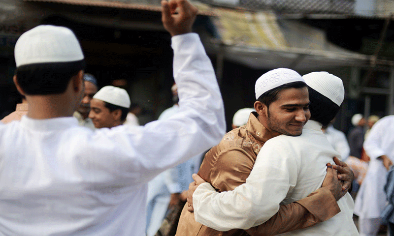 لوگ ایک دوسرے کو گلے مل کر عید کی مبارک باد دے رہے ہیں—فوٹو: اسلامک سٹی