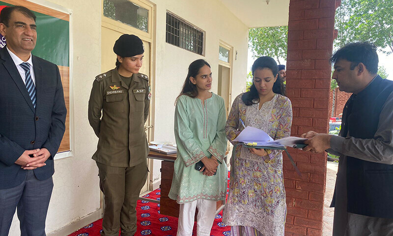 کتوں کو گود لیے جانے کی تقریب