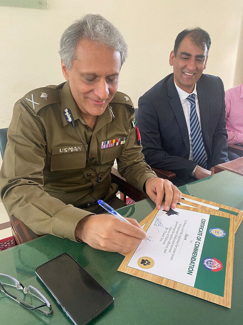 آئی جی پنجاب سرٹیفکیٹ پر دستخط کررہے ہیں